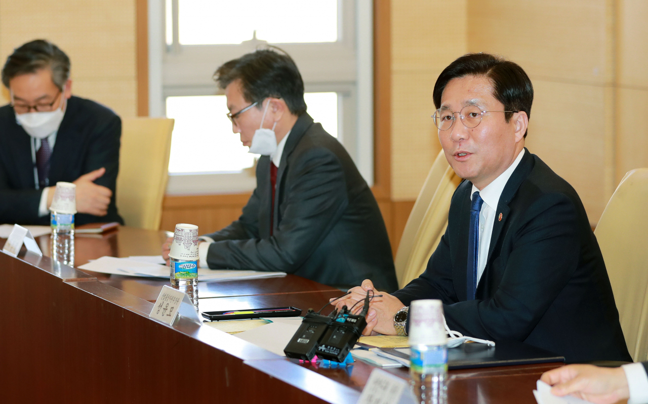 성윤모(오른쪽 첫번째) 산업통상자원부 장관이 16일 정부세종청사에서 열린 코로나19 관련 국책연구원장 간담회에서 모두발언을 하고 있다.