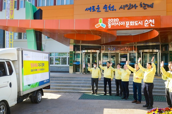 순천시청 직원들이 16일 코로나 피해가 심각한 대구경북지역에 매실원액을 보내고 있다. [순천시 제공]