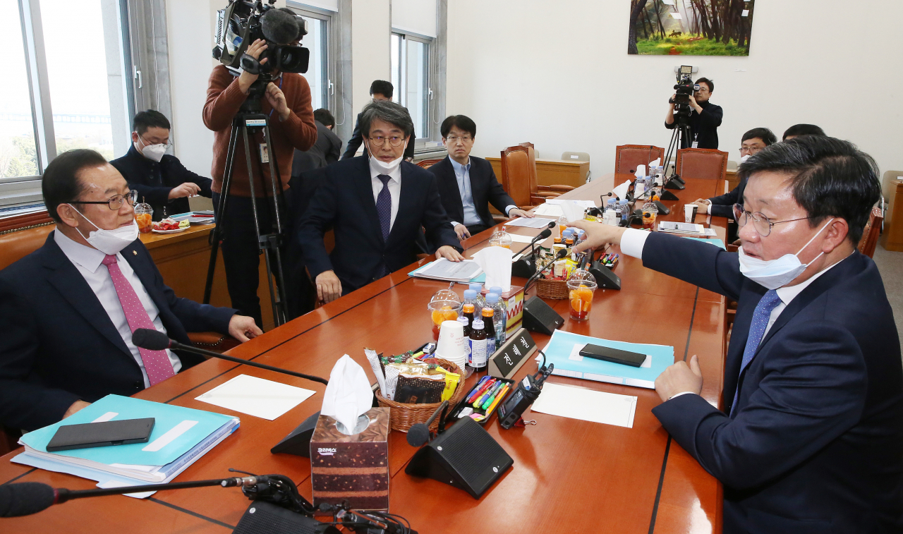 전해철 더불어민주당 간사(오른쪽), 이종배 미래통합당 간사(왼쪽), 김광수 민생당 간사(왼쪽 두번째)가 16일 국회 예산결산특별위원회 소회의장에서 코로나19 추경안에 관해 논의하고 있다. [연합]