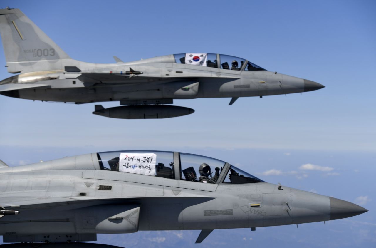 FA-50 전투기 2대가 16일 오후 임무를 마치고 복귀 중 국민들께 응원 메시지를 전하고 있다.[사진=공군]