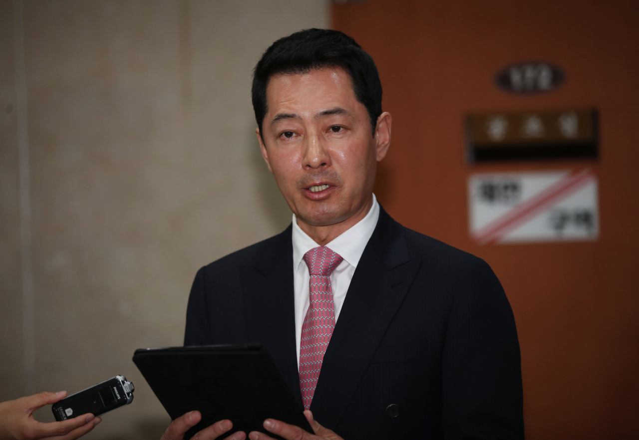 최홍 전 맥쿼리투자자산운용 대표가 16일 국회에서 미래통합당 최고위원회가 지역구 국회의원 후보자 공천관리위원회(공관위)의 서울 강남을 후보 공천을 취소 의결한 것에 대해 불복 기자회견을 하고 있다. [연합]