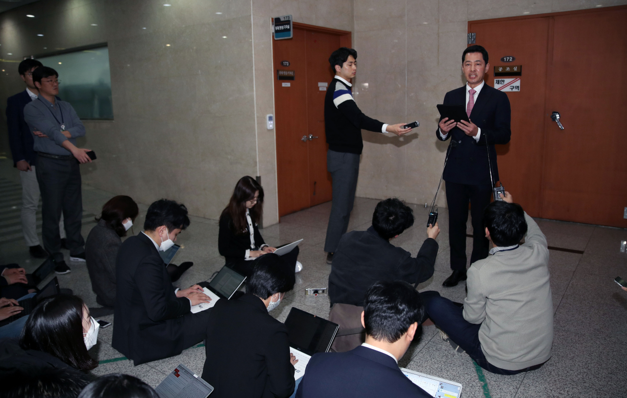최홍 전 맥쿼리투자자산운용 대표가 16일 국회에서 미래통합당 최고위원회가 지역구 국회의원 후보자 공천관리위원회(공관위)의 서울 강남을 후보 공천을 취소 의결한 것에 대해 불복 기자회견을 하고 있다. [연합]