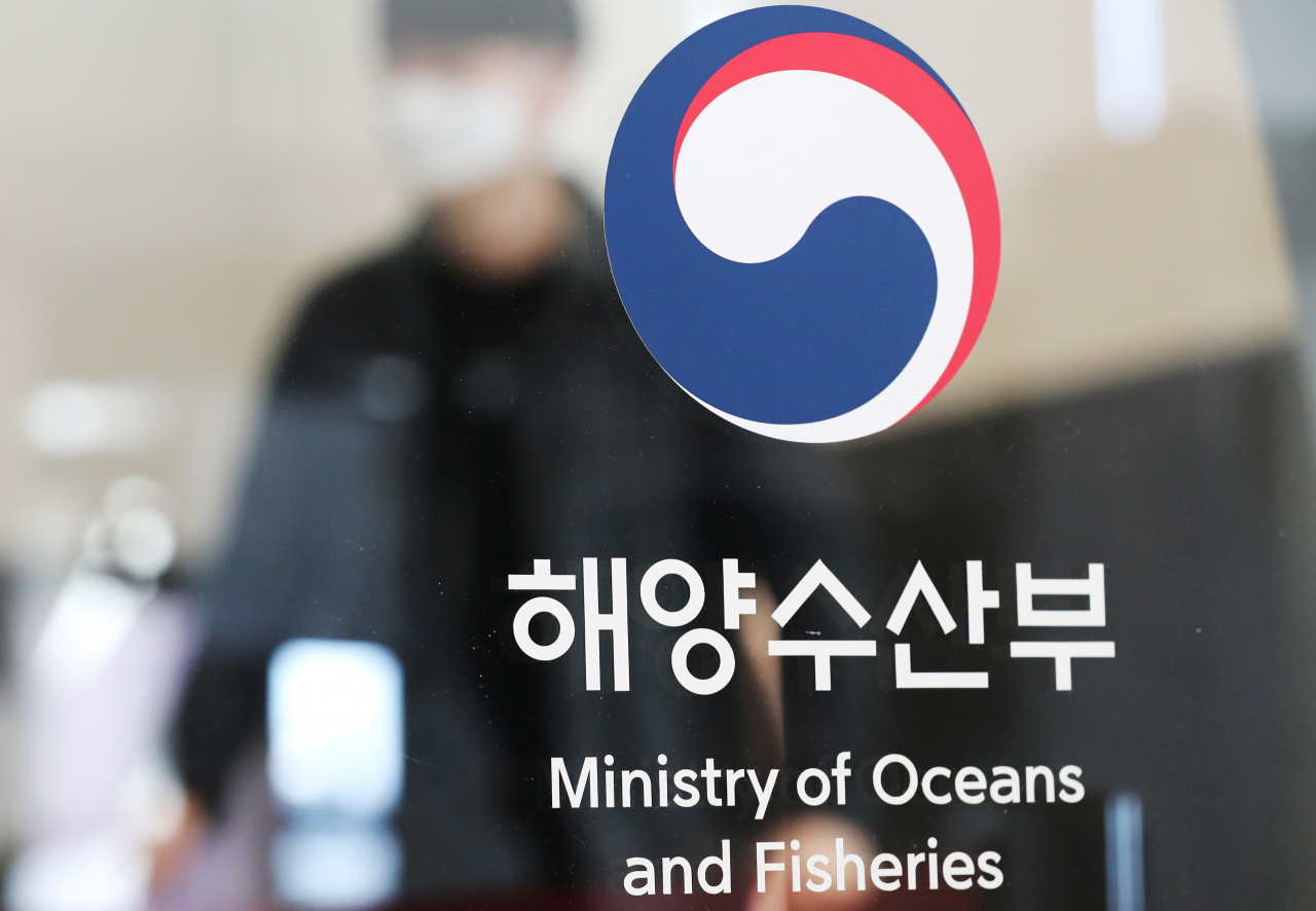 정부세종청사 해양수산부 직원들이 16일 오전 출근하고 있다. 해양수산부는 음성진단으로 자가격리 대상에서 제외된 직원은 정상 출근한다고 밝혔다. 해수부는 또 795명에 대하여 코로나19 감염 여부를 전수조사하였으며 그 결과 27명이 감염 확진 판정을 나머지 768명은 음성 판정을 받았다고 설명했다. [연합]