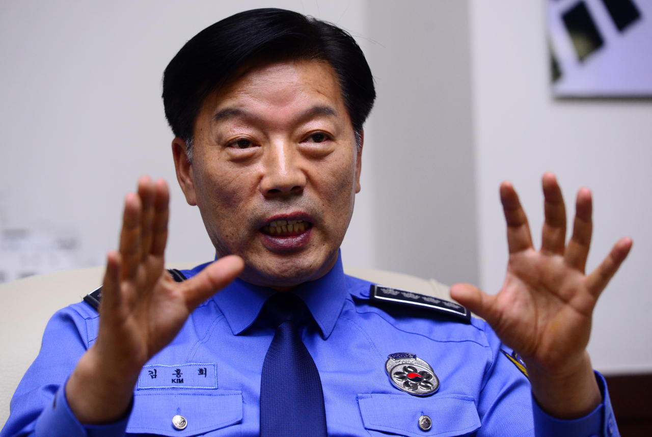 지난 13일 인천 연수구 해양경찰청 청사에서 김홍희 신임 해양경찰청장이 인터뷰를 하고 있다. 박해묵 기자/mook@heraldcorp.com