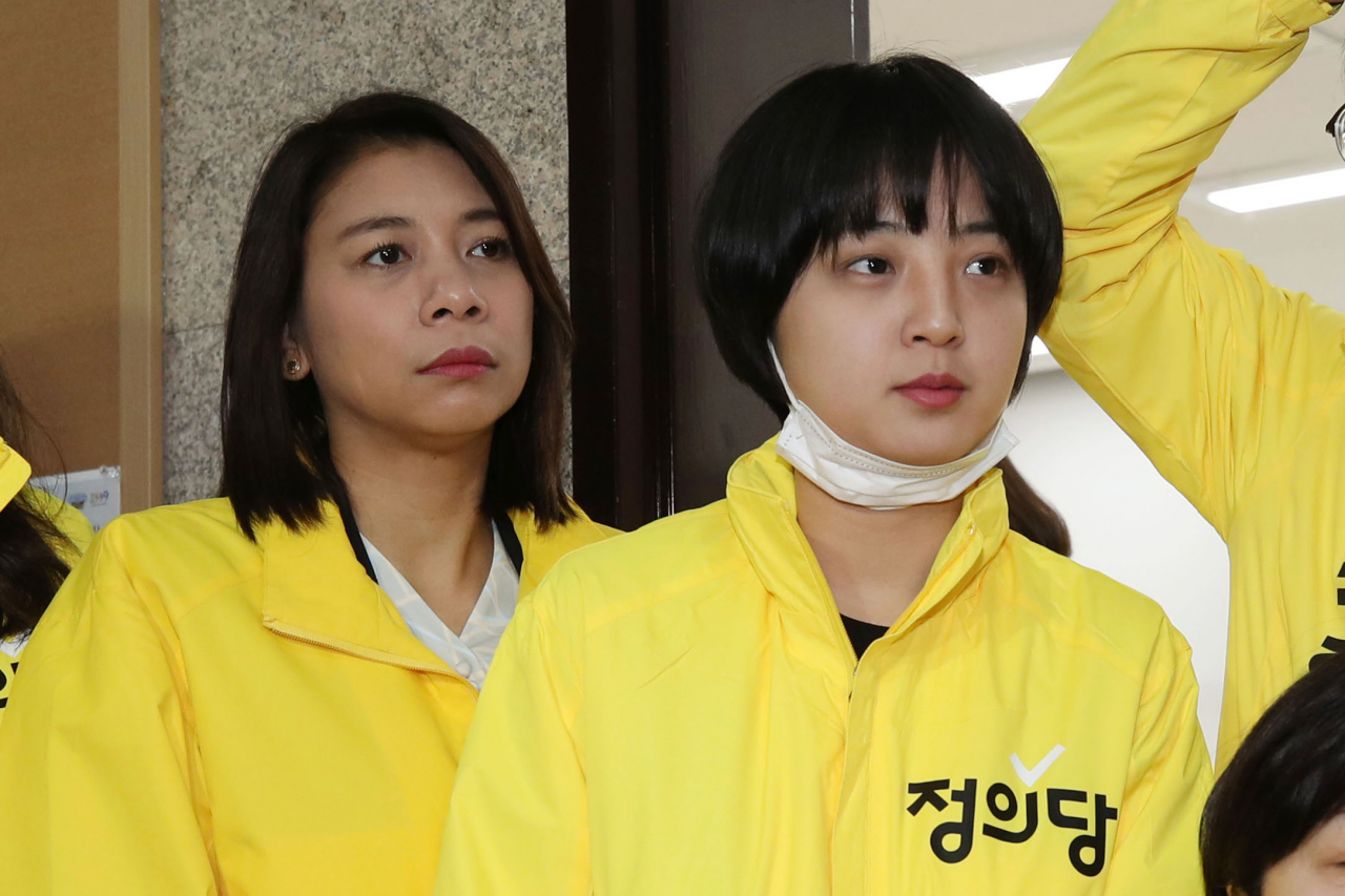 '대리게임'으로 도덕성 논란에 휩싸였다 재신임을 받은 류호정 정의당 비례대표 후보(오른쪽)가 16일 오전 국회에서 열린 정의당 코로나19 위기극복 119 민생센터 현판식에 참석하고 있다. [연합]