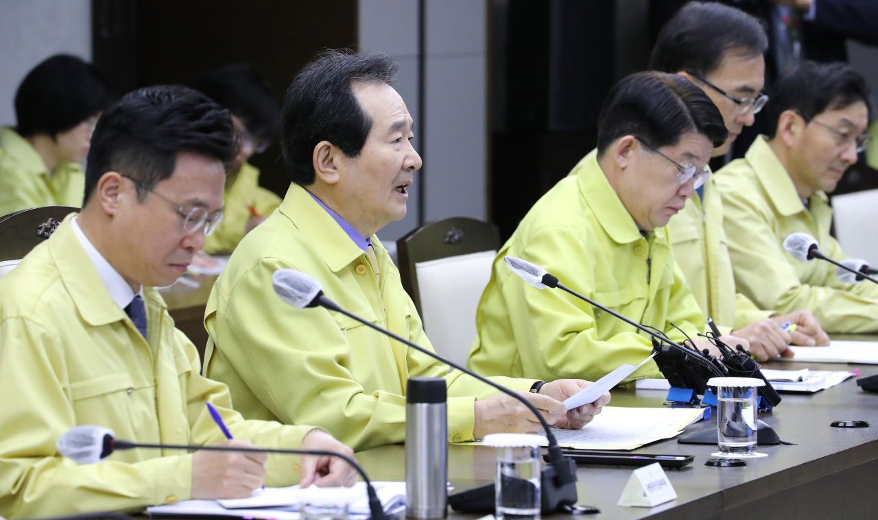 정세균 (왼쪽 두번째) 국무총리가 17일 오전 세종시 정부세종청사에서 열린 신종 코로나바이러스 감염증(코로나19) 대응 중앙재난안전대책본부 회의에서 발언하고 있다. [연합]