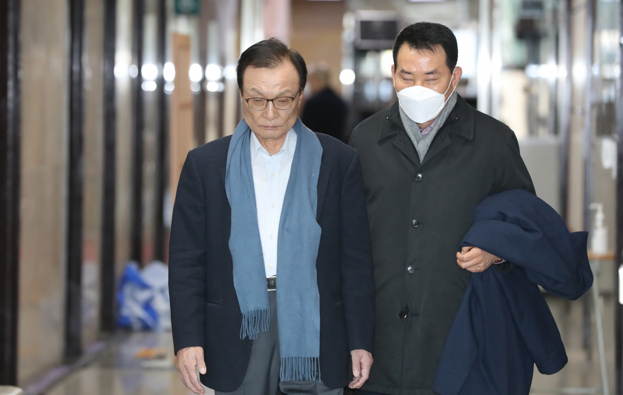 지난 16일 오후 서울 여의도 국회에서 열린 더불어민주당 고위전략회의에 이해찬 대표(왼쪽)가 참석하고 있다. [연합]