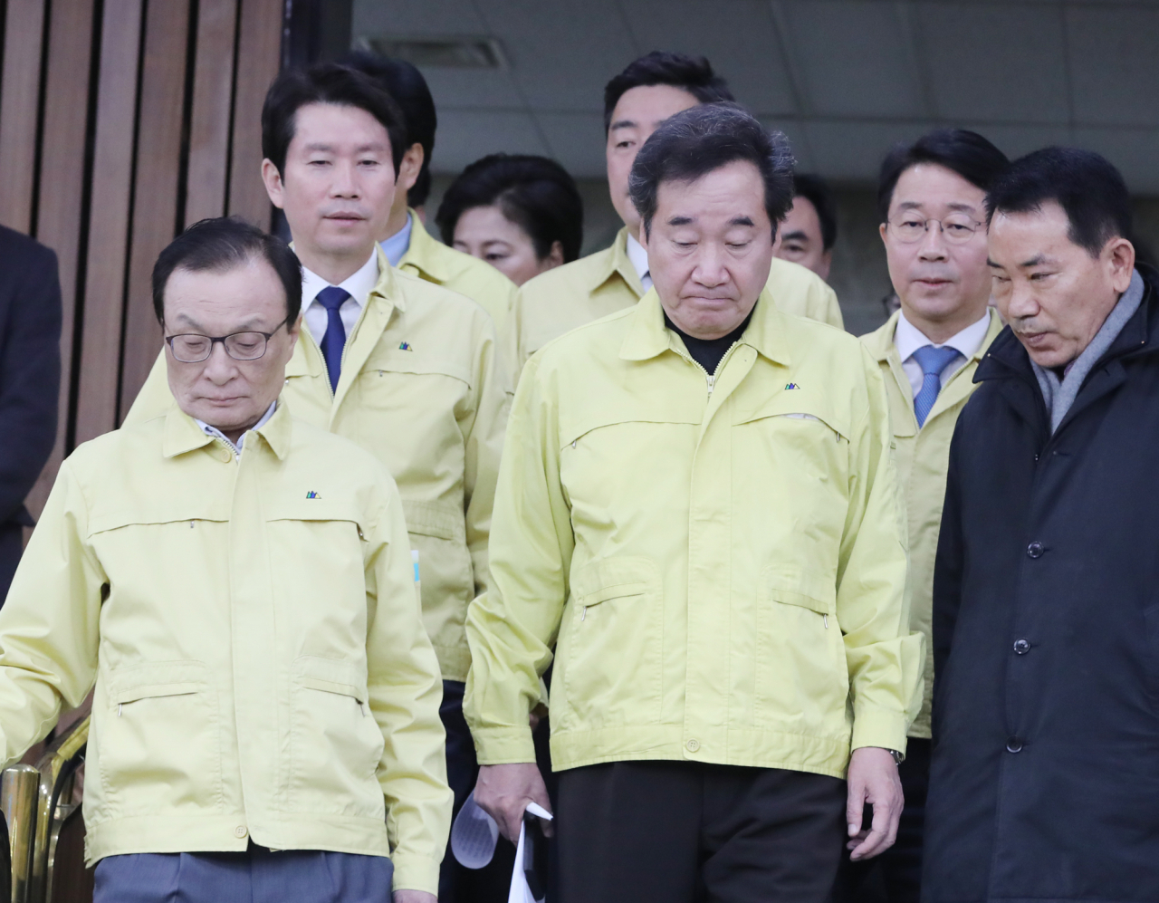 지난 16일 오전 서울 여의도 국회에서 열린 더불어민주당 신종 코로나바이러스 감염증(코로나19) 국난극복위원회 회의에 이낙연(오른쪽) 위원장과 이해찬 당 대표 등이 입장하고 있다. 연합뉴스