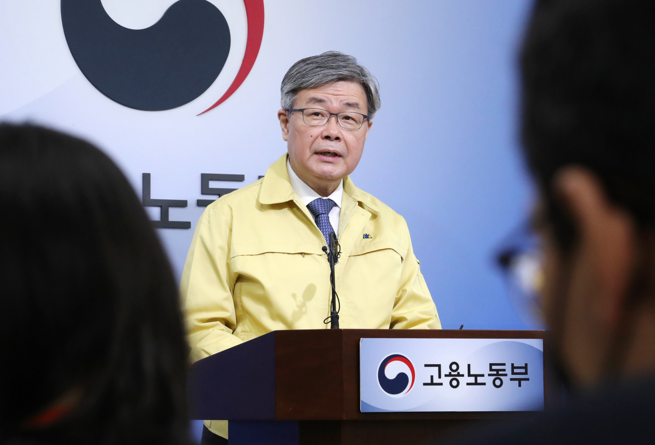 이재갑 고용노동부 장관이 16일 오전 세종시 정부세종청사에서 코로나19 대응 관광, 공연업 등 특별고용지원 업종 지정 고시 제정 및 콜센터 감염병 예방 대책과 관련한 브리핑을 하고 있다. [연합]