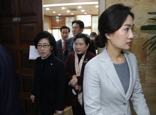 김수민, 김삼화, 신용현, 이동섭, 이태규 당시 바른미래당 의원이 서울 여의도 국회 주승용 부의장실에서 열린 당권파 회동을 마친 뒤 국회 귀빈식당에서 회의를 하려다 다른 곳으로 이동하고 있다.[연합]