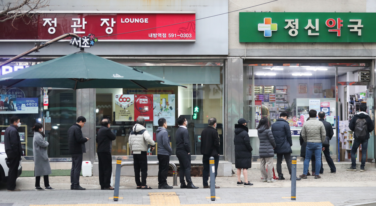 17일 오전 서울 시내에 한 약국에서 시민들이 공적 마스크를 구매하기 위해 줄을 서고 있다. [연합]