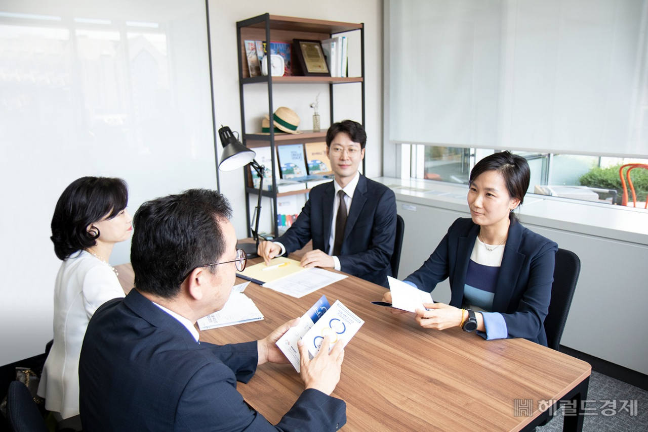 MICE산업 종합지원센터에서 전문가 상담을 받는 모습. [서울관광재단 제공]