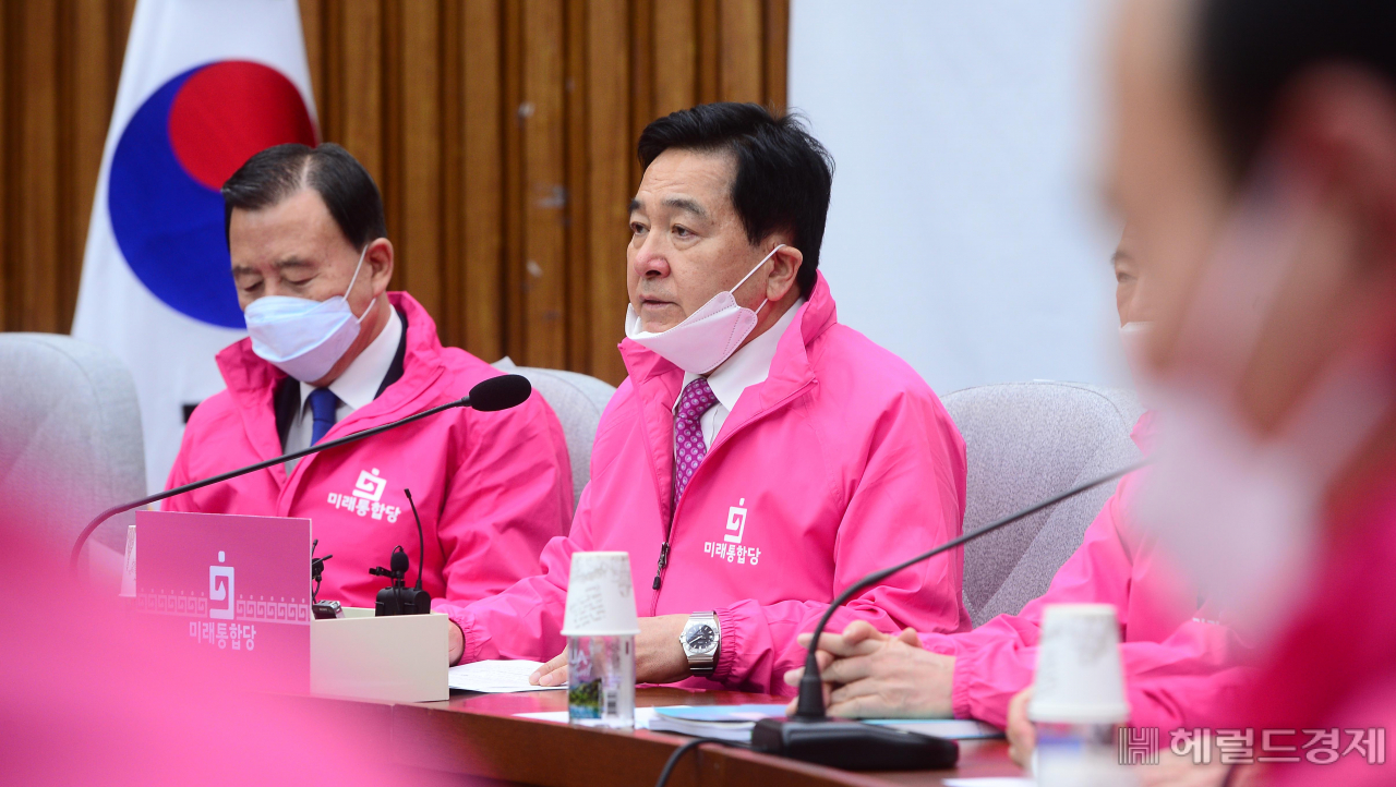 [헤럴드경제=이상섭 기자] 심재철 미래통합당 원내대표가 17일 오전 서울 여의도 국회에서 열린 원내대책회의에 참석해 현안과 관련한 발언을 하고 있다. babtong@heraldcorp.com