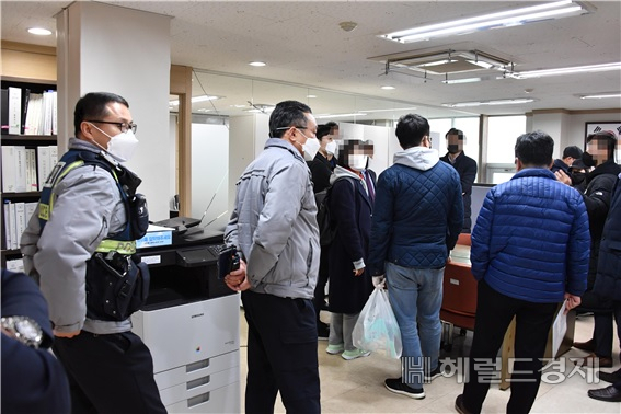 16일 서초구 서초동 HWPL 사무소에서 시 공무원과 경찰 등 25명이 투입돼 행정조사를 벌이고 있다. [서울시 제공]