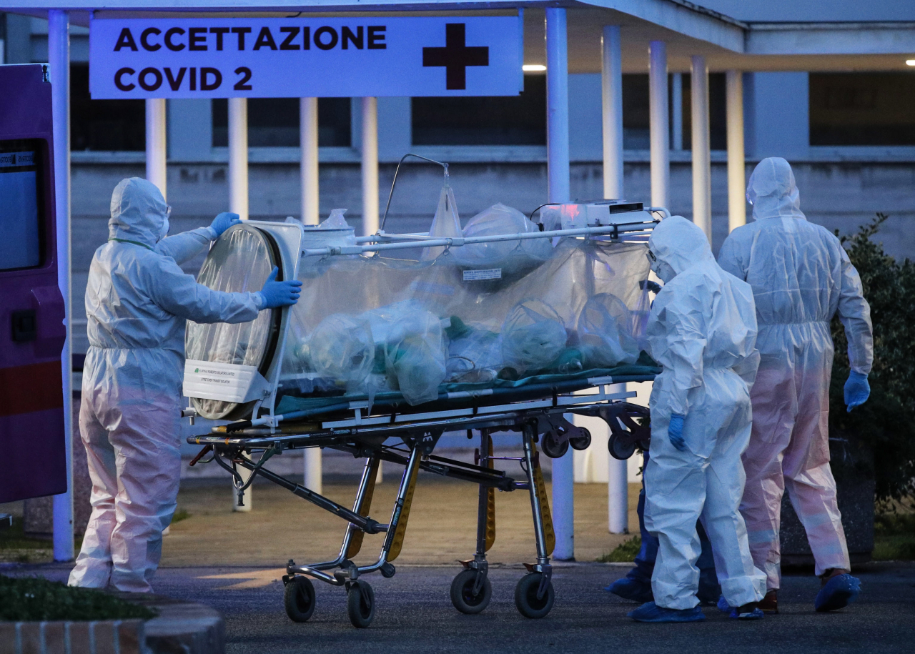 16일(현지시간) 이탈리아 로마에서 신종 코로나바이러스 감염증(코로나19) 환자가 이송되고 있다. [EPA]