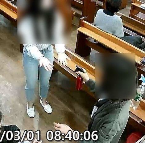 신종 코로나바이러스(코로나19) 대규모 확진 사태가 발생한 경기도 성남시 은혜의 강 교회에서 예배에 참석한 사람들을 소독한다며 입에 일일이 분무기로 소금물을 뿌린 것이 감염 확산의 주요 원인이라는 지적이 나왔다. 사진은 예배에 참석한 사람들 손에 분무기로 소금물을 뿌리는 장면. 연합뉴스