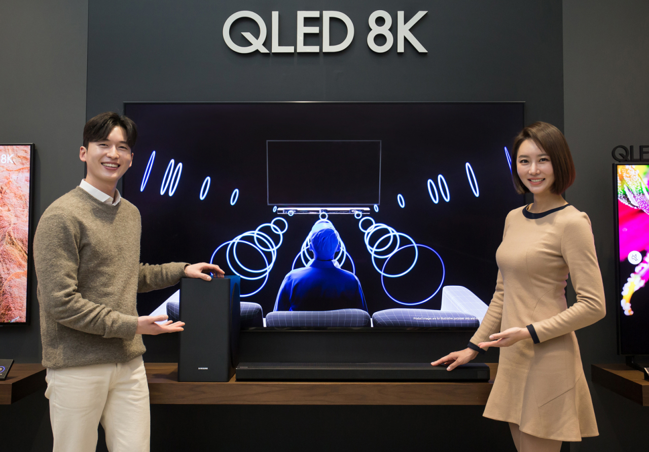 삼성전자 모델이 2020년형 Q사운드바(모델명: HW-Q800T) 제품을 소개하고 있다. [삼성전자 제공]