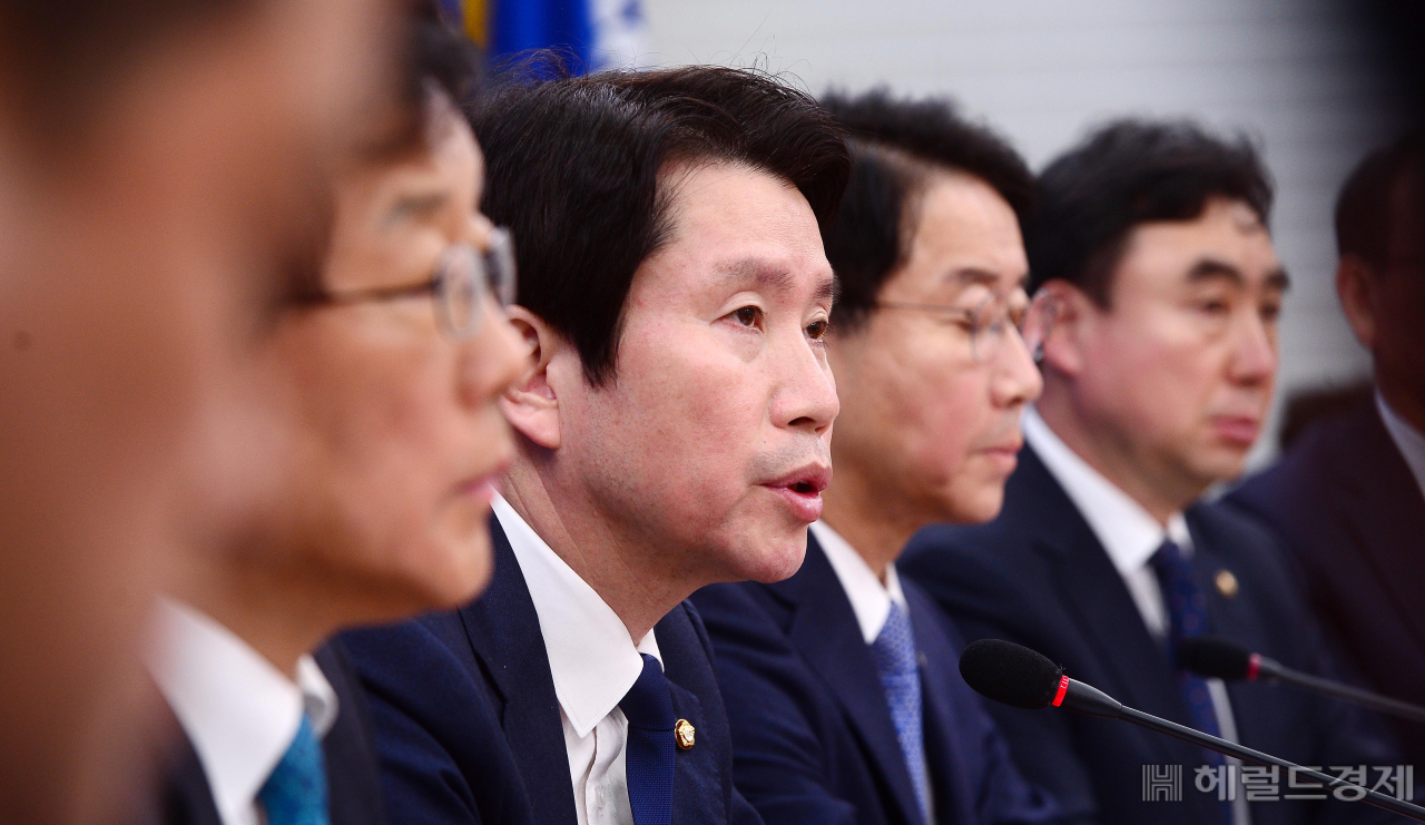 [헤럴드경제=이상섭 기자] 이인영 더불어민주당 원내대표가 17일 오전 서울 여의도 국회에서 열린 원내대책회의-상임위간사단 연석회의에 참석하여 현안과 관련된 발언을 하고 있다. babtong@heraldcorp.com