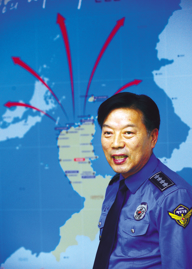 지난 13일 인천 연수구 해양경찰청 청사에서 가진 인터뷰 도중 김홍희 신임 해양경찰청장이 남북을 거꾸로 뒤집어 놓은 우리나라 지도를 설명하고 있다. 김 청장 뒤로 보이는 지도다. 박해묵 기자