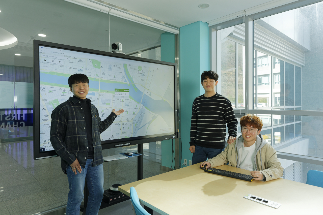 코로나맵을 제작한 학생들. 왼쪽부터 김지완, 김태윤, 전대성 학생[사진=UNIST 제공]