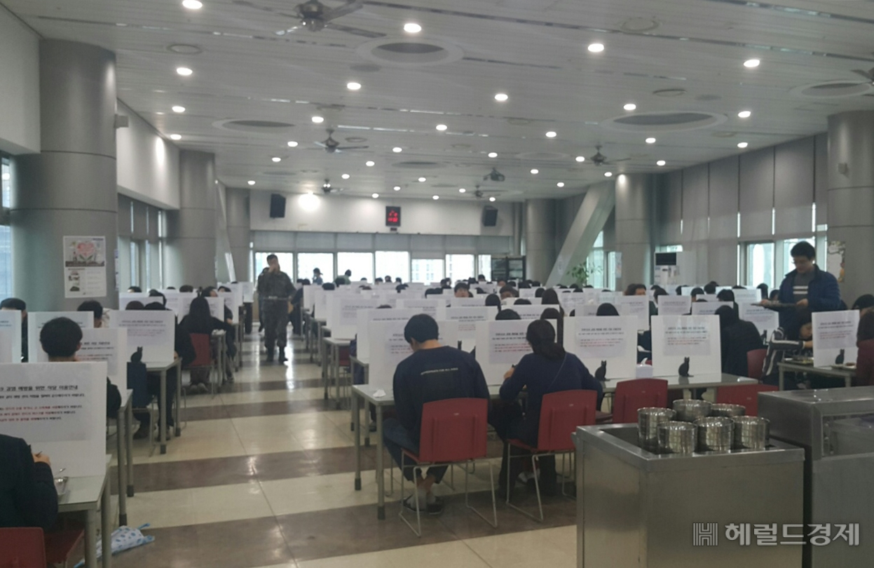 구내식당에도 가림막을 설치돼 구청 직원들이 독서실 같은 분위기에서 식사하고 있다. [관악구 제공]