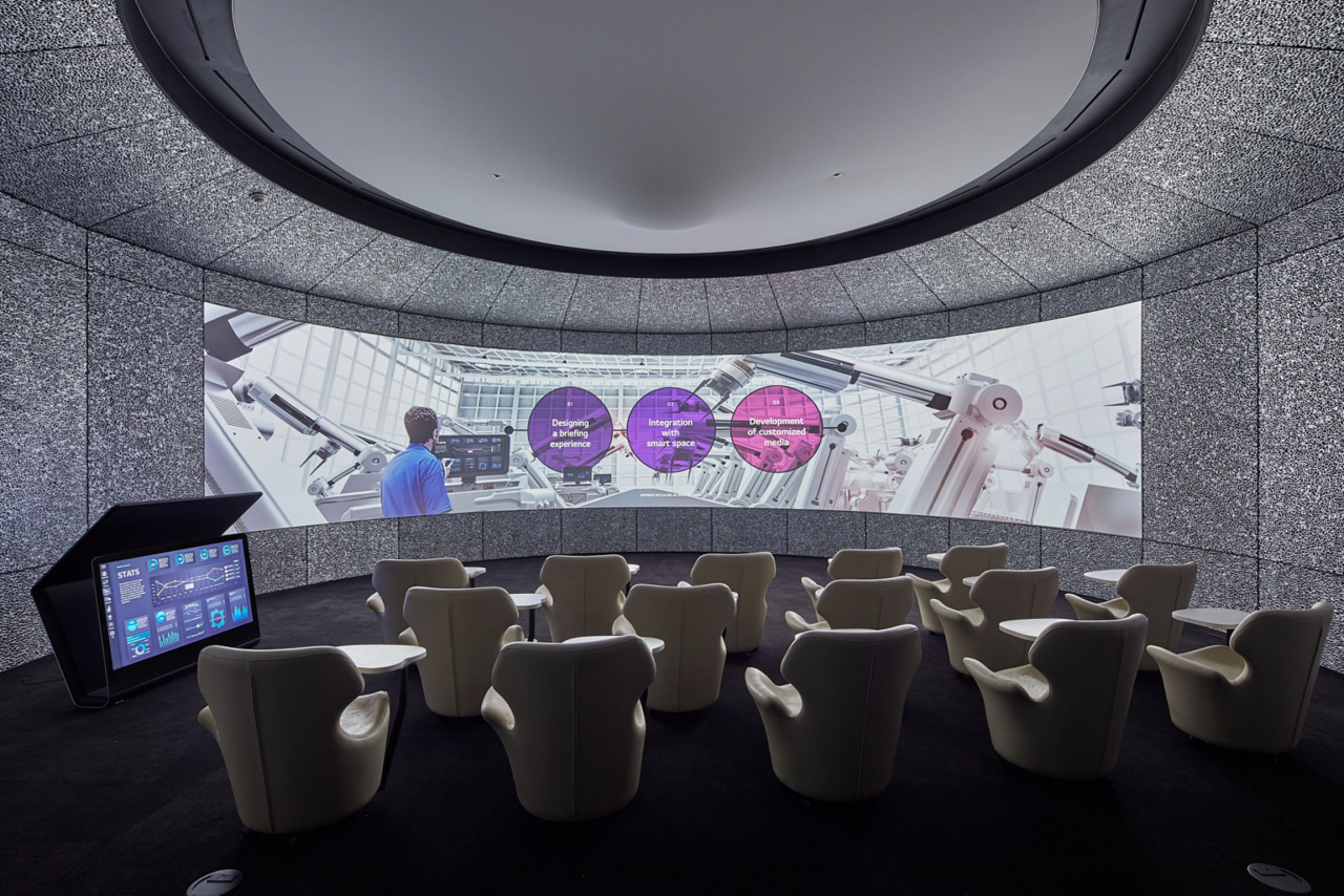 iF 디자인 어워드를 수상한 LG CNS의 B.E.A.T가 적용된 1층 데모써클룸 [LG CNS]