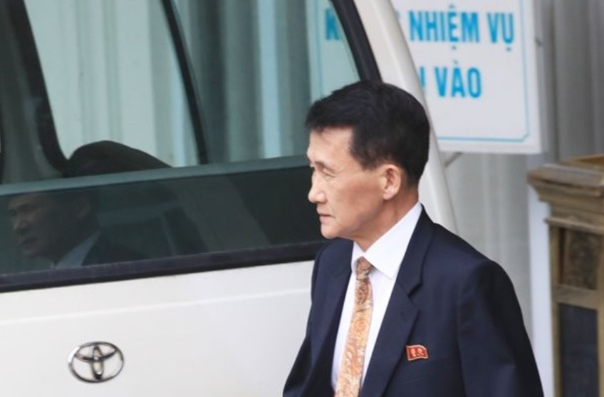 김정은 북한 국무위원장의 고모부 김광섭 전 오스트리아 대사의 후임으로 최근 임명된 최강일 대사가 향후 국제원자력기구(IAEA) 중심으로 핵관련 활동을 펼칠 것이란 관측이 나온다. 최강일 대사가 외무성 부국장을 맡았던 작년 2월 2차 북미정상회담을 앞두고 베트남 하노이를 찾은 모습. [연합]