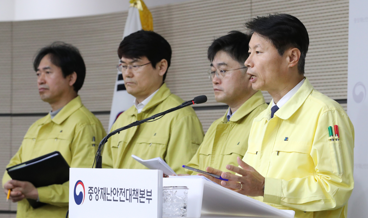 김강립 중앙재난안전대책본부 제1총괄조정관(보건복지부 차관, 오른쪽)이 17일 오전 세종시 정부세종청사에서 코로나19 대응 중앙재난안전대책본부 회의 결과 등 정례브리핑을 마친 뒤 취재진의 질문에 답변하고 있다. [연합]