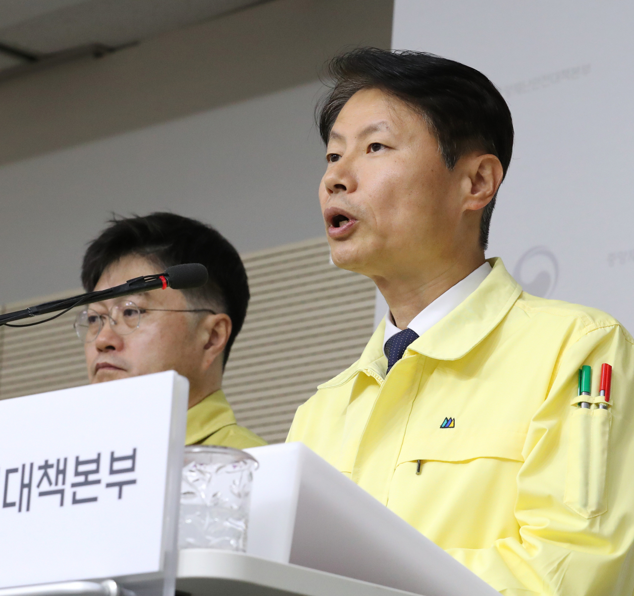 김강립 중앙재난안전대책본부 제1총괄조정관(보건복지부 차관, 오른쪽)이 17일 오전 세종시 정부세종청사에서 코로나19 대응 중앙재난안전대책본부 회의 결과 등 정례브리핑을 마친 뒤 취재진의 질문에 답변하고 있다. [연합]