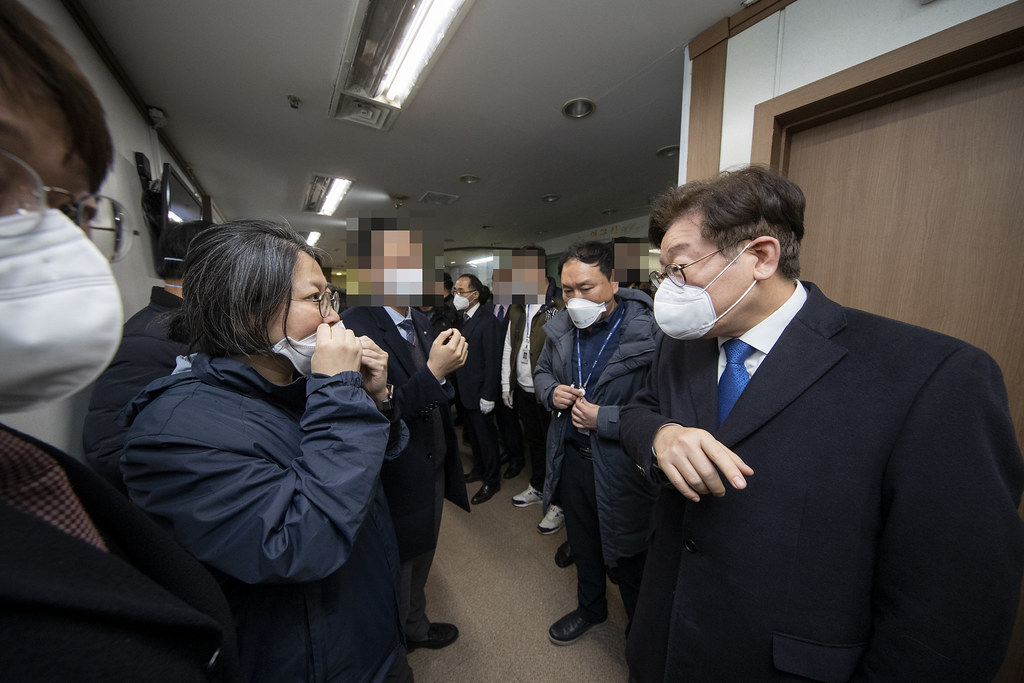2월25일 이재명 경기지사가 과천 신천지예수교회 부속기관를 찾아 현장 지휘를 하고 있다.
