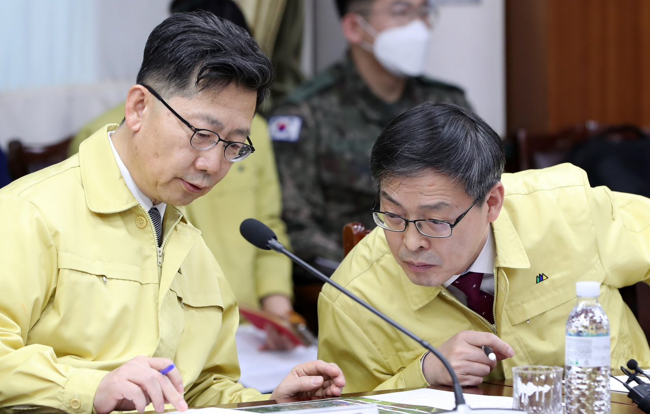 김현수 농림축산식품부 장관(왼쪽)이 지난달 21일 오후 강원 춘천시 강원도청에서 열린 '아프리카돼지열병(ASF) 방역 현장 점검회의'에서 관계자와 대화하고 있다. [연합]
