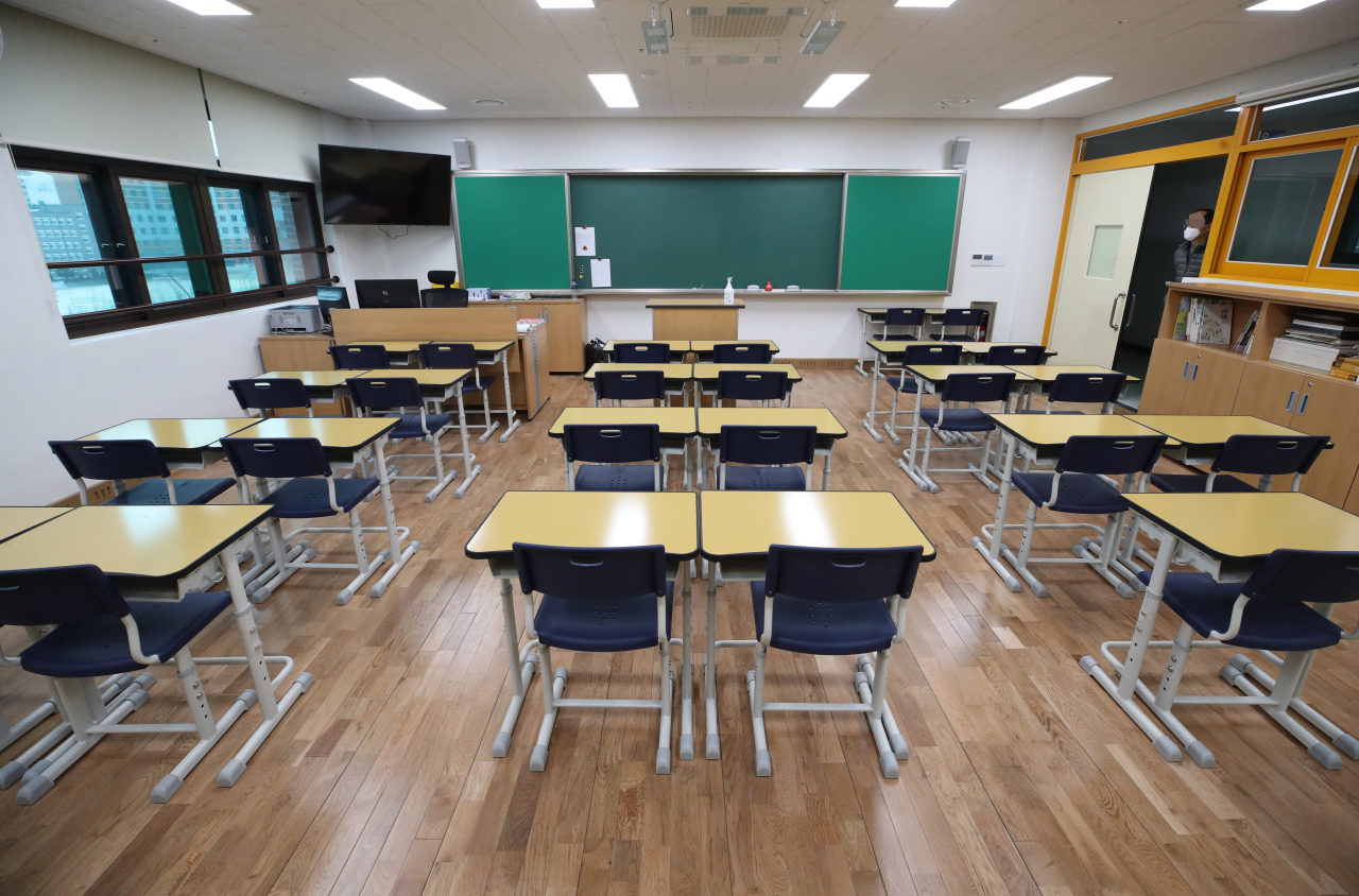 신종 코로나바이러스 감염증(코로나19) 여파로 전국 유치원과 초·중·고등학교 개학이 2주일 더 연기된 17일 서울의 한 초등학교 교실이 텅 비어있다. [연합]