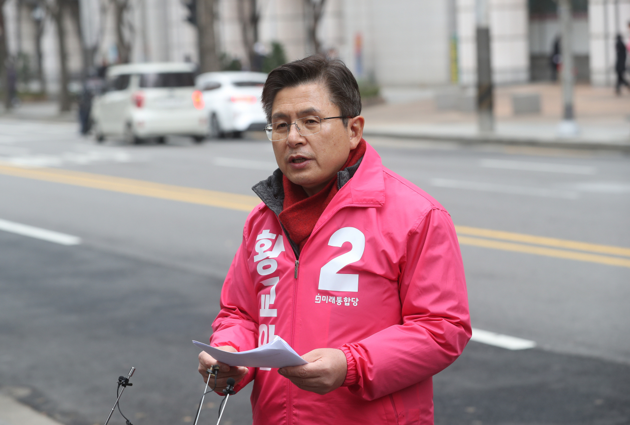 황교안 미래통합당 대표가 17일 종로구 주한중국문화원 앞 거리에서 광화문광장 관련 공약을 발표하고 있다. [연합]