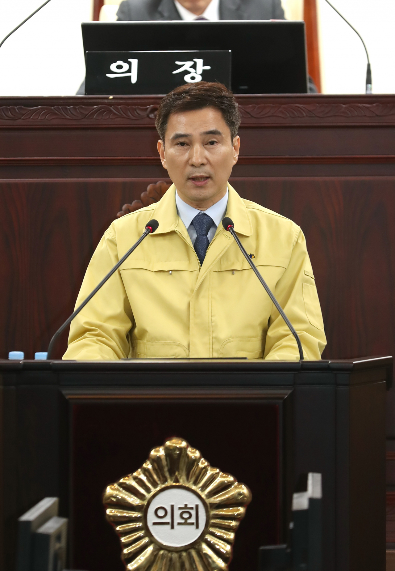 시의회에서 코로나19 긴급 추경 제안 설명을 하고 있는 서철모 시장. [화성시 제공]