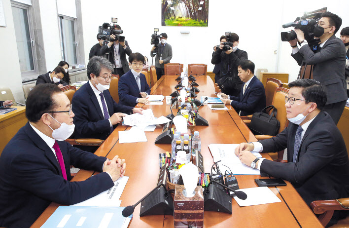 국회 예결위 더불어민주당 전해철 간사(오른쪽), 미래통합당 이종배 간사(왼쪽), 민생당 김광수 간사(왼쪽두번째)가 17일 오전 국회 예산결산특별위원회 소회의장에서 코로나19 추경안 논의를 위해 회동하고 있다. [연합]