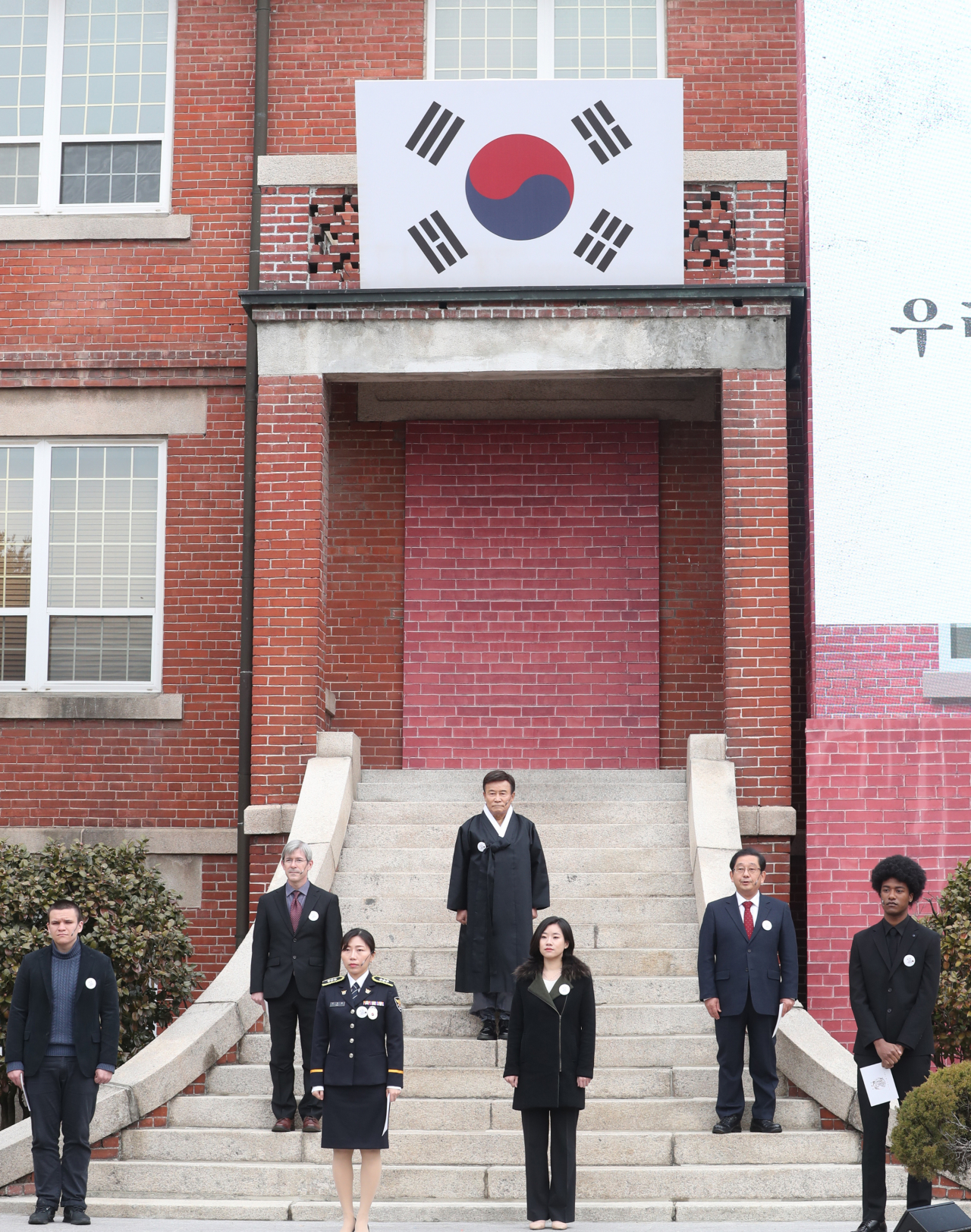 지난 1일 종로구 배화여고에서 열린 3.1절 기념식에서 김원웅 광복회장 등이 독립선언서를 낭독하고 있다.[연합]