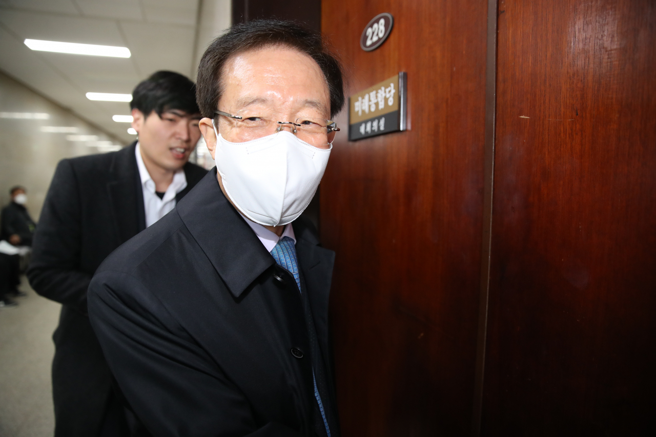 미래통합당 공천관리위원장 직무대행을 맡은 이석연 부위원장이 17일 오후 서울 여 의도 국회에서 열린 공천관리위원회에 참석하며 기자들의 질문을 받고 있다. [연합]