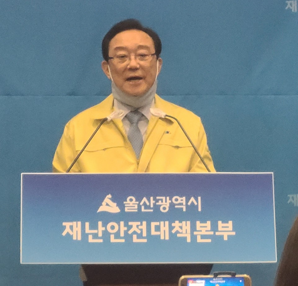 17일 송철호 시장이 시청 프레스센터에서 ‘울산시민 방역의 날’ 행사를 설명하며 적극 동참해 줄 것을 당부하고 있다.