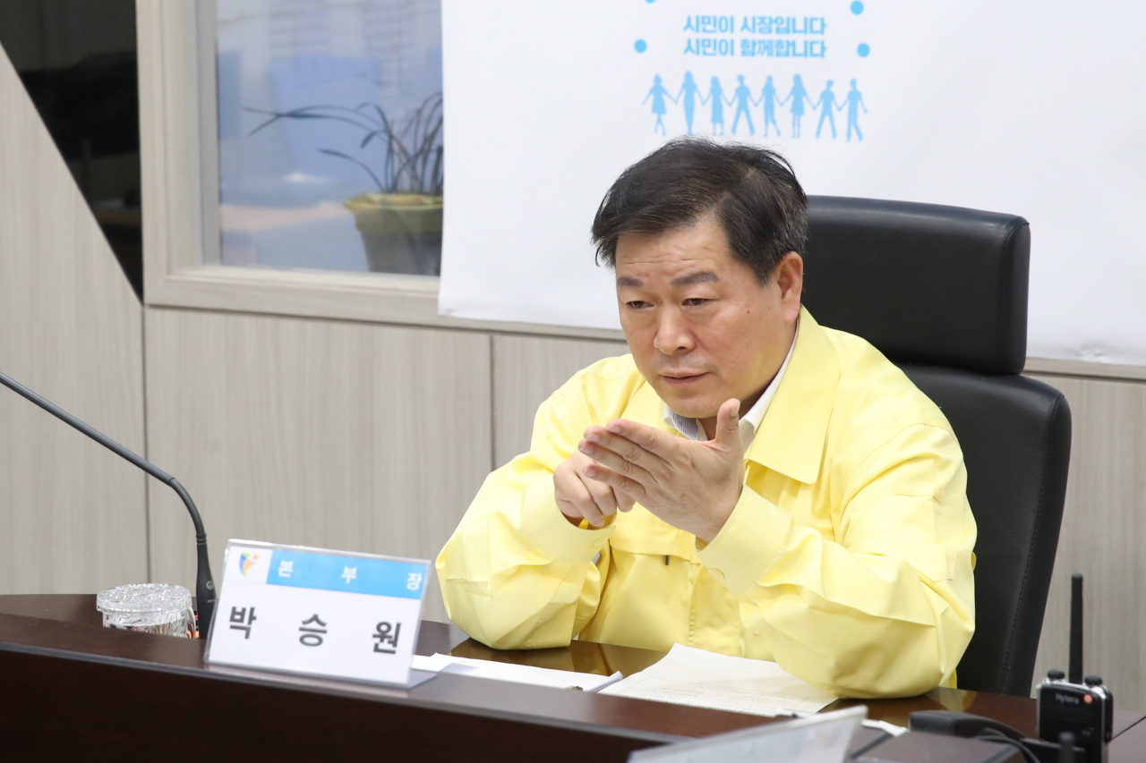 재난안전대책본부 회의중인 박승원 광명시장. [광명시 제공]