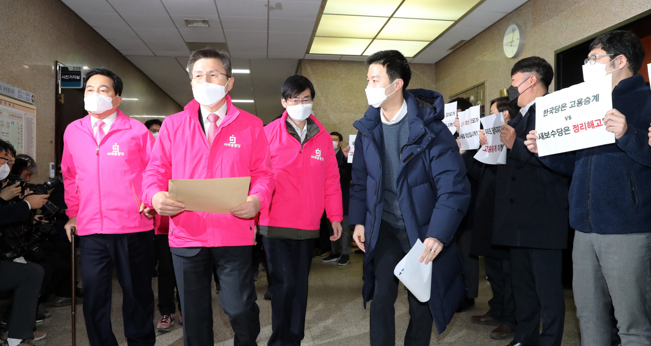 전 새보수당 사무처 당직자들이 16일 오전 미래통합당 최고위원회의가 열리는 국회 미래통합당 회의실 앞에서 고용승계를 요구하며 황교안 대표에게 인사명령 요청서를 전달하고 있다. [연합]
