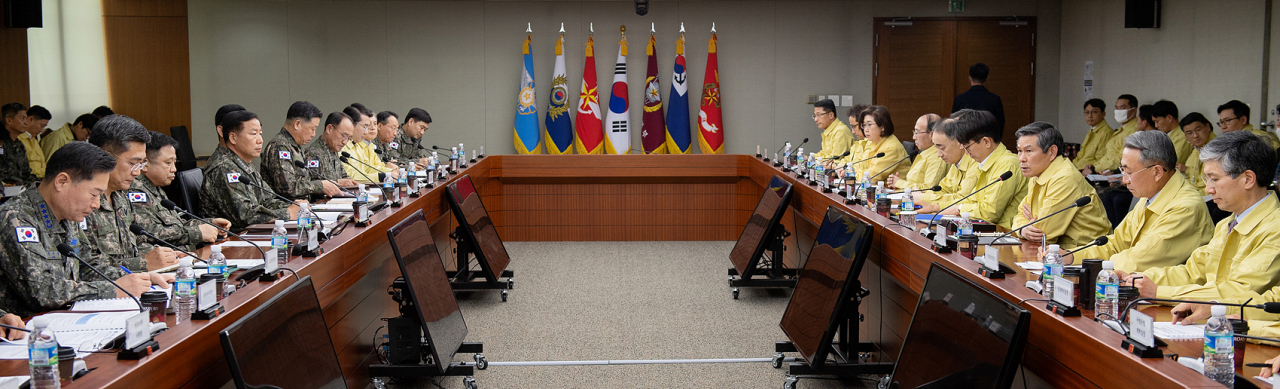 정경두 국방부 장관이 지난 9일 코로나19 대응을 위한 긴급 주요지휘관회의에서 발언하고 있다.[사진=국방부]