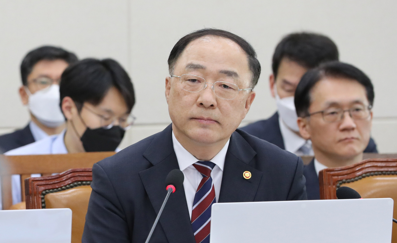 홍남기 경제부총리가 17일 오후 서울 여의도 국회에서 열린 기재위 전체회의에서 의원질의를 듣고 있다. [연합]