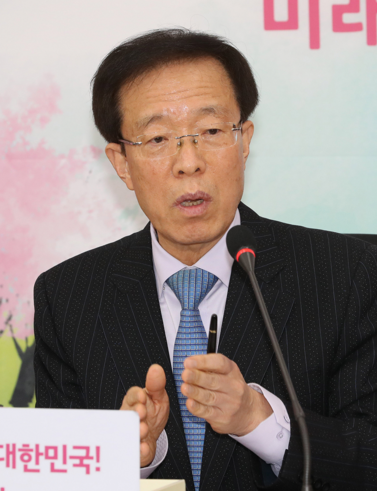 미래통합당 공천관리위원장 직무대행을 맡은 이석연 부위원장이 17일 오후 서울 여의도 국회에서 공천 결과를 브리핑하고 있다. [연합뉴스]