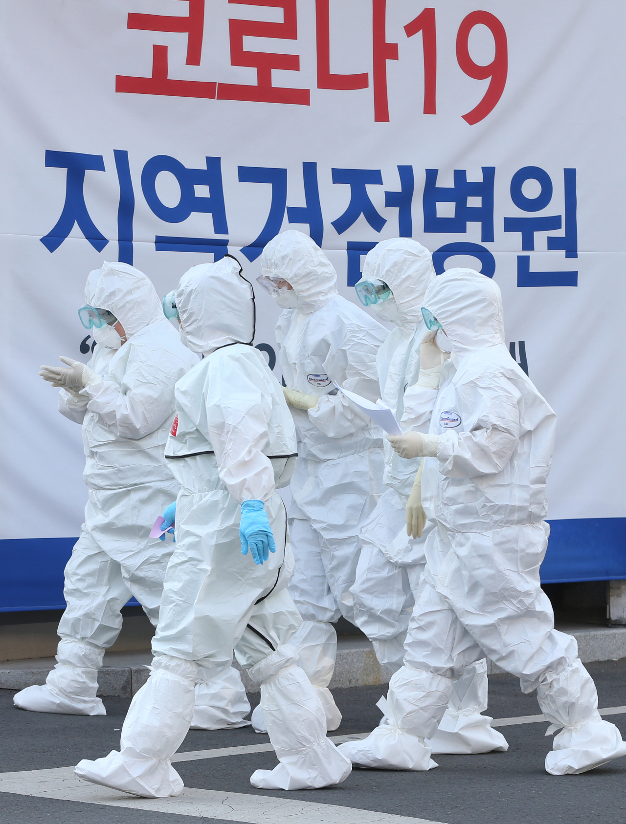 17일 오전 대구시 중구 계명대학교 대구동산병원에서방호복을 입은 의료진이 교대 근무를 위해 신종 코로나바이러스 감염증(코로나19) 환자가 있는 병동으로 향하고 있다. [연합뉴스]