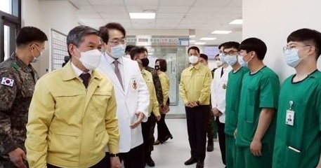 SEOUL, March 17 (Yonhap) -- The defense ministers of South Korea and Estonia held phone talks on Tuesday and discussed measures to contain the coronavirus pandemic, Seoul's defense ministry said.
The talks between South Korea's Jeong Kyeong-doo and Estonia's Jüri Luik took place "to continue their close defense ties amid this COVID-19 situation," according to the ministry.
Luik postponed his planned trip to Seoul in February, when South Korea began to report a dramatic increase in the number of confirmed cases of the novel virus.
They exchanged opinions on a wide range of defense industry issues and cyber security cooperation and agreed to further strengthen the two countries' defense relations, the ministry said.
The ministers also shared the anti-virus measures their governments have taken, according to the ministry.
"Expressing deep concerns over the fast spread of the coronavirus in Europe, the Estonian minister praised proactive responses and measures by the South Korean government and the military," the ministry said.
As of Tuesday, South Korea had 8,320 confirmed cases of the novel coronavirus, including 81 deaths, according to the Korea Centers for Disease Control and Prevention (KCDC).
Estonia had reported 225 virus patients as of Tuesday morning, according to the World Health Organization.
Defense Minister Jeong Kyeong-doo (L) meets military medical staff during his visit to a military hospital in Seongnam, just south of Seoul, on March 16, 2020, in this photo provided by his office. (PHOTO NOT FOR SALE) (Yonhap)