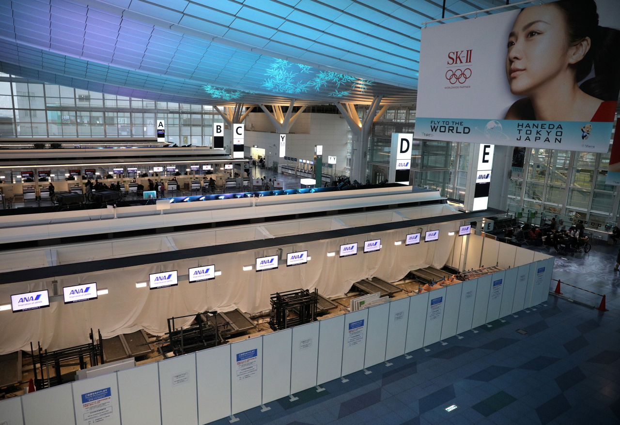 도쿄 올림픽 광고가 게재된 일본 하네다 국제공항.[연합외신]