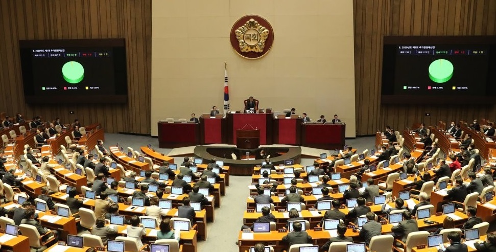 The National Assembly approves an 11.7 trillion-won (US$9.42 billion) extra budget on March 17, 2020, to help contain the novel coronavirus. (Yonhap)