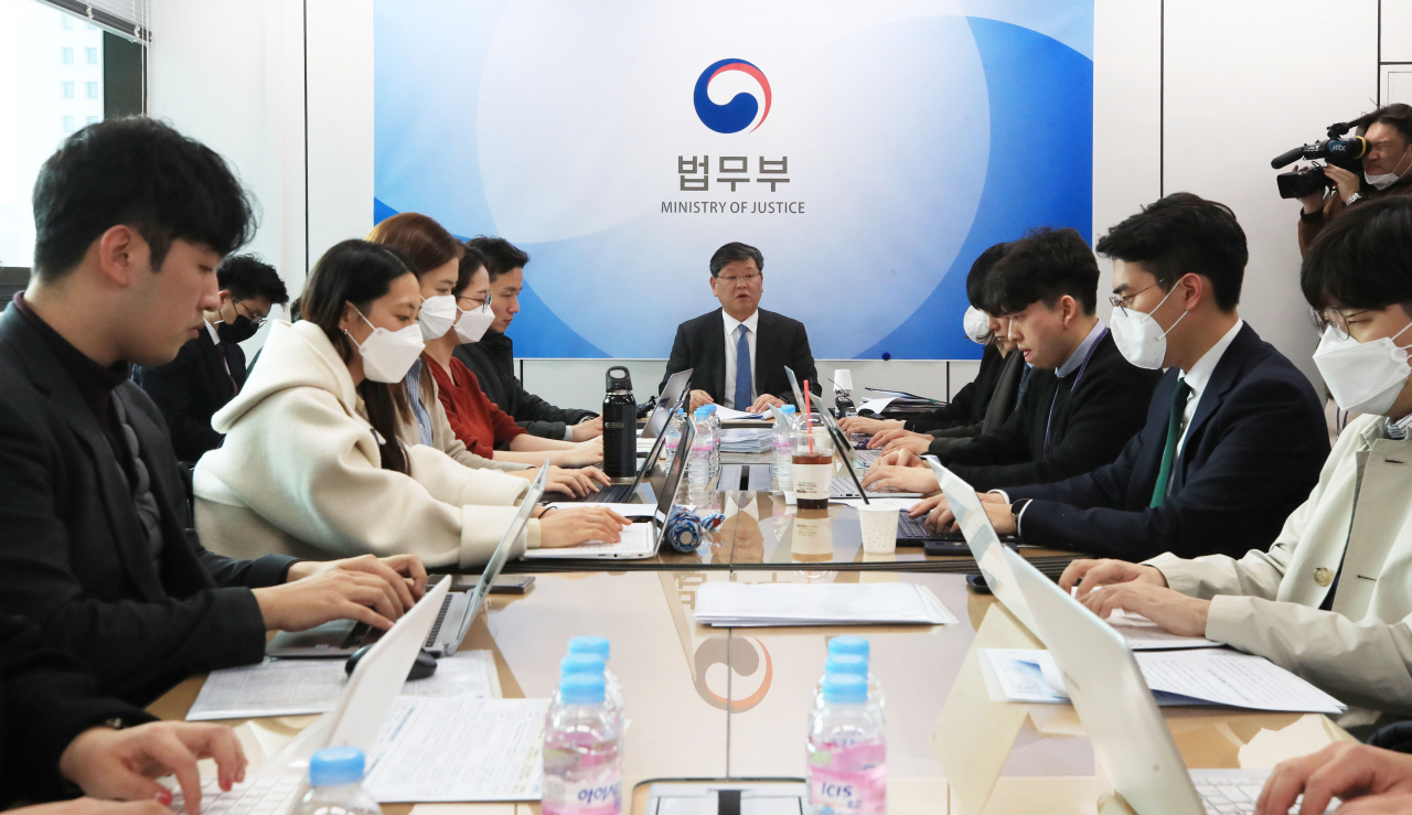 이용구 법무부 법무실장이 17일 오후 서울 서초구 서울고검 의정관에서 법조계 전관특혜 근절방안 브리핑을 하고 있다. 연합뉴스
