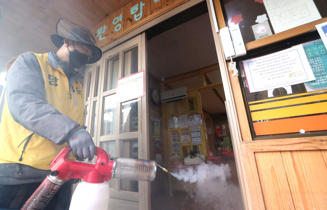 종로구 창신3동 새마을 방역 관계자가 18일 오전 서울 종로구의 한 어린이집에서 신종코로나바이러스 감염증(코로나19) 확산 방지를 위한 방역을 하고 있다. 연합뉴스