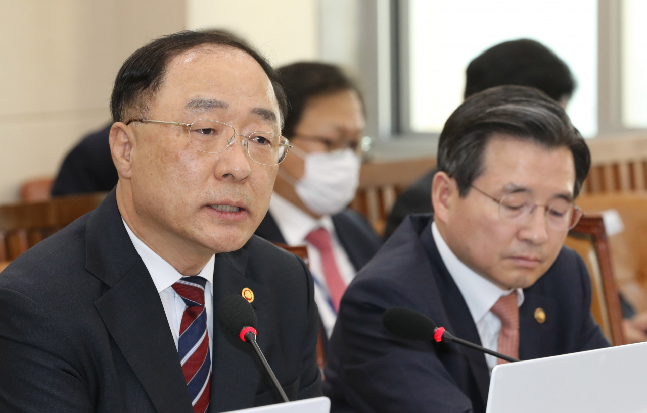 홍남기 경제부총리가 지난 17일 오후 서울 여의도 국회에서 열린 기재위 전체회의에서 의원질의에 답변하고 있다. [연합]
